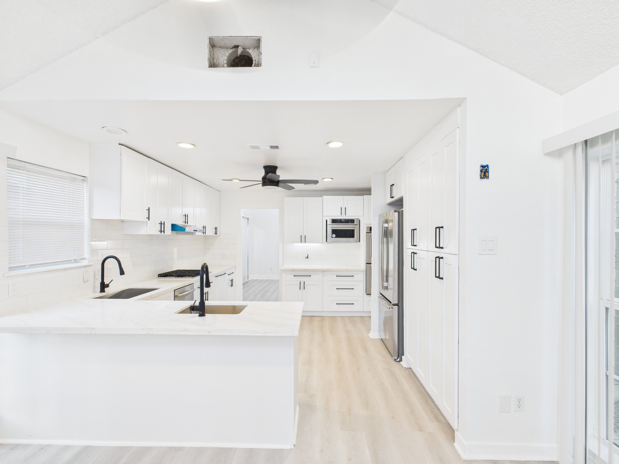 7610 Hopewell Lane Houston, TX 77071 - Photo 7 of 31 a view of a kitchen with a sink