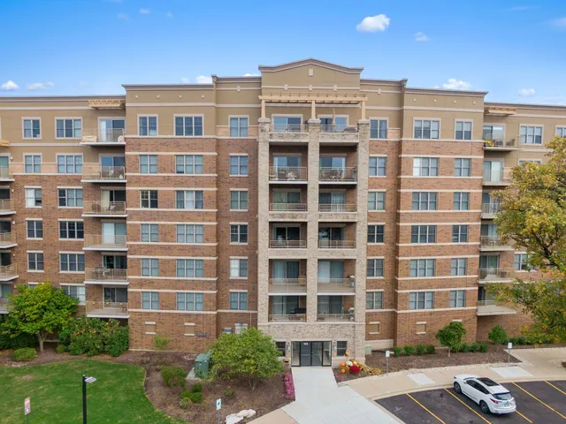 $389,900 | 125 Lakeview Drive, Unit 313, Bloomingdale, IL 60108
