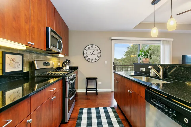 $389,900 | 125 Lakeview Drive, Unit 313, Bloomingdale, IL 60108