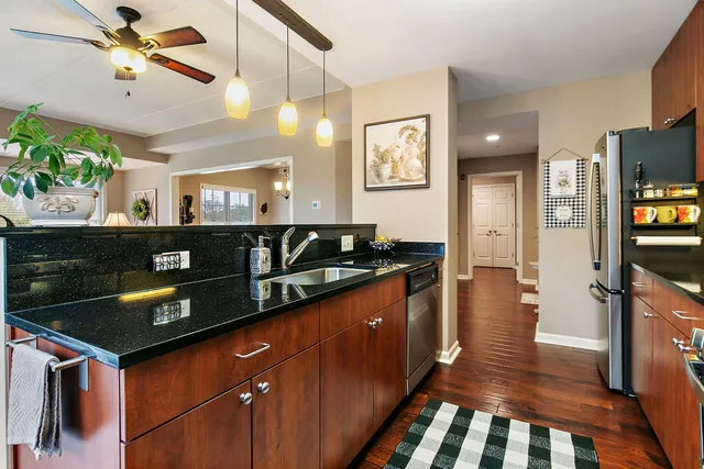 $389,900 | 125 Lakeview Drive, Unit 313, Bloomingdale, IL 60108