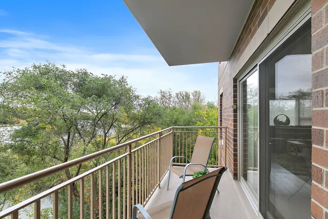 $389,900 | 125 Lakeview Drive, Unit 313, Bloomingdale, IL 60108