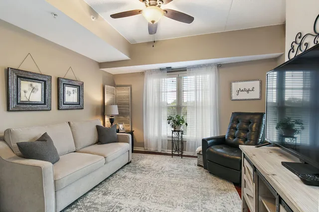 $389,900 | 125 Lakeview Drive, Unit 313, Bloomingdale, IL 60108