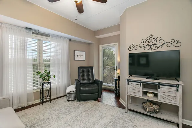 $389,900 | 125 Lakeview Drive, Unit 313, Bloomingdale, IL 60108