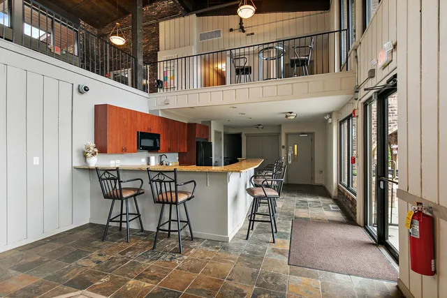 $389,900 | 125 Lakeview Drive, Unit 313, Bloomingdale, IL 60108