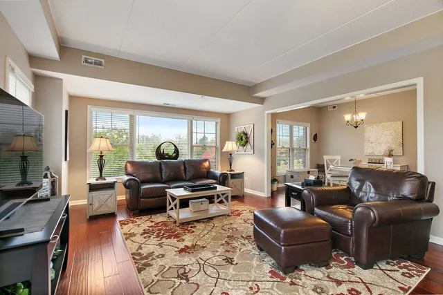 $389,900 | 125 Lakeview Drive, Unit 313, Bloomingdale, IL 60108