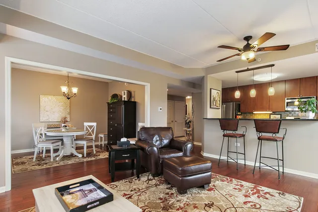 $389,900 | 125 Lakeview Drive, Unit 313, Bloomingdale, IL 60108