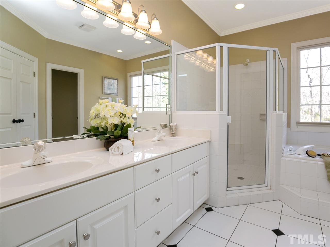 7909 Ridge Pointe Lane Raleigh, NC 27615 - Photo 18 of 25 Separate shower/ tub in master