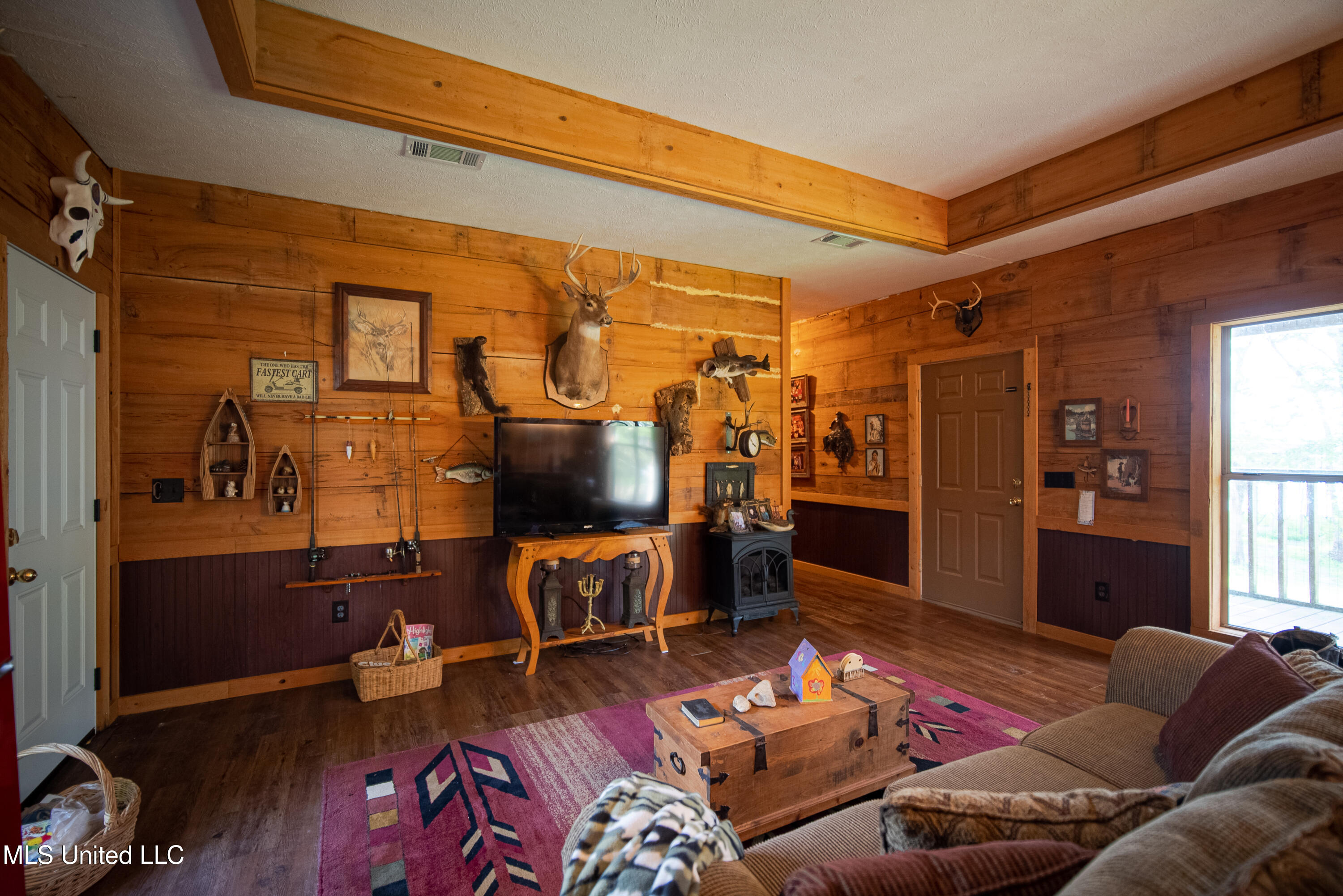 595 Laney Camp Road Vicksburg, MS 39183 - Photo 15 of 45 Living room