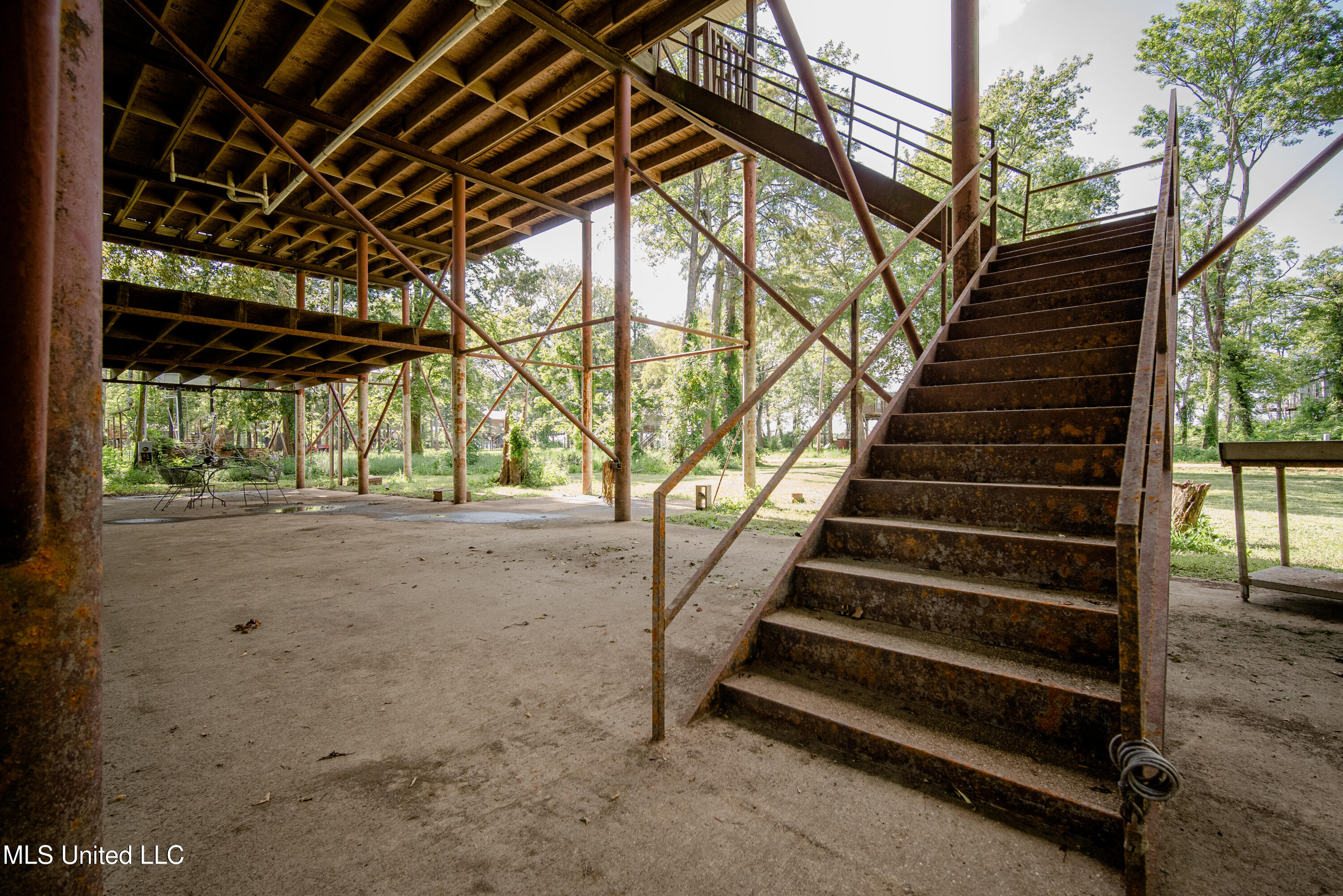 595 Laney Camp Road Vicksburg, MS 39183 - Photo 4 of 45 Stairs
