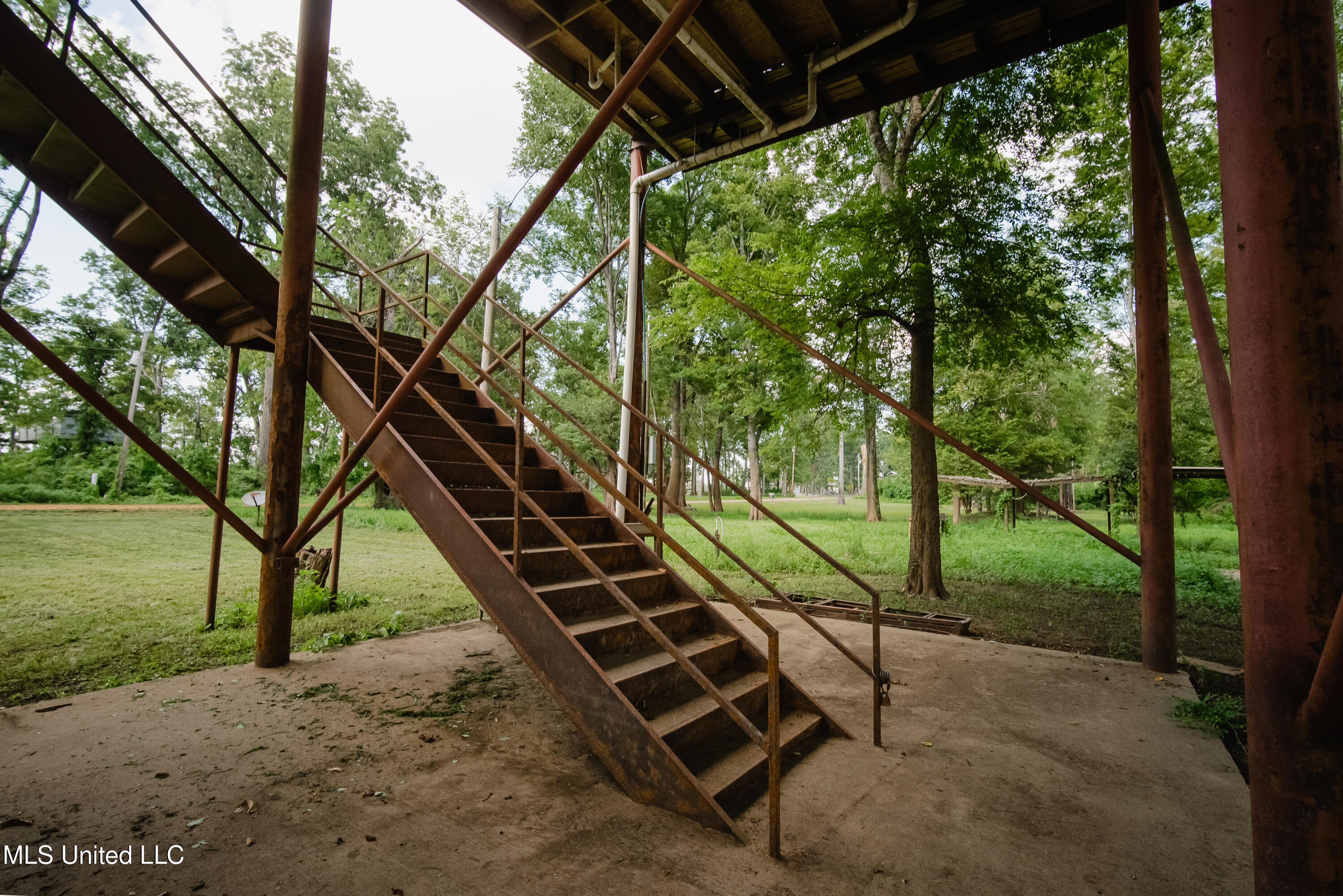 595 Laney Camp Road Vicksburg, MS 39183 - Photo 7 of 45 Stairs