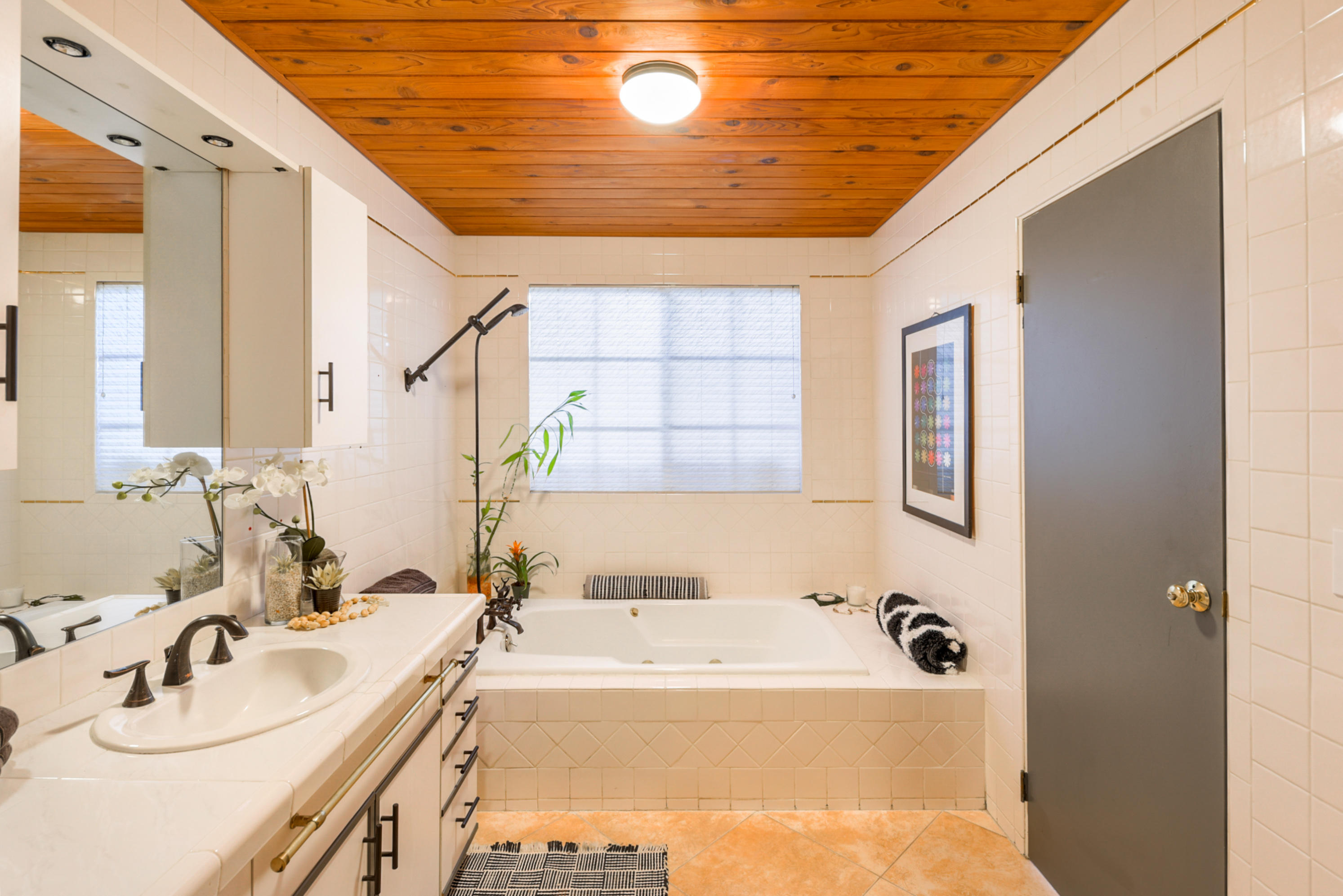 2306 Acacia Road East Palm Springs, CA 92262 - Photo 26 of 37 a bathroom with a tub sink and mirror