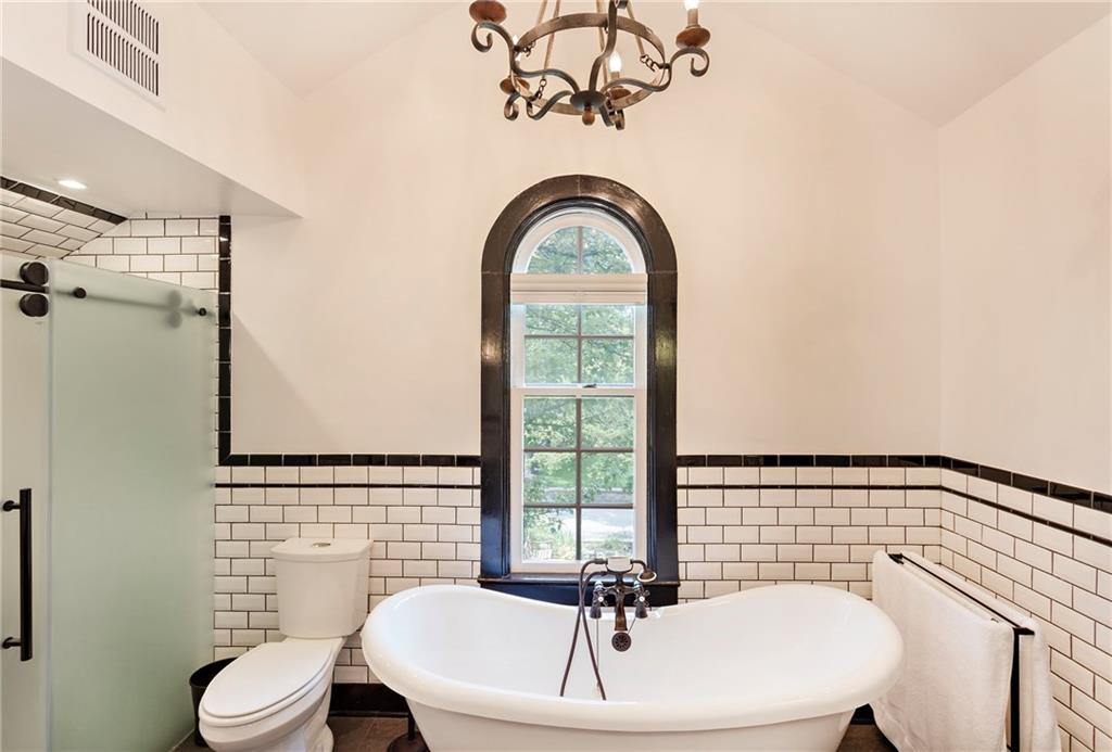 209 Gladstone Road Pittsburgh, PA 15217 - Photo 16 of 25 Gallery Image 16