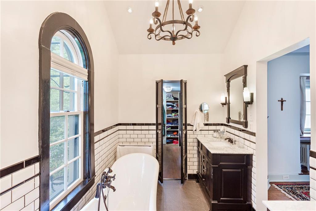 209 Gladstone Road Pittsburgh, PA 15217 - Photo 18 of 25 Gallery Image 18