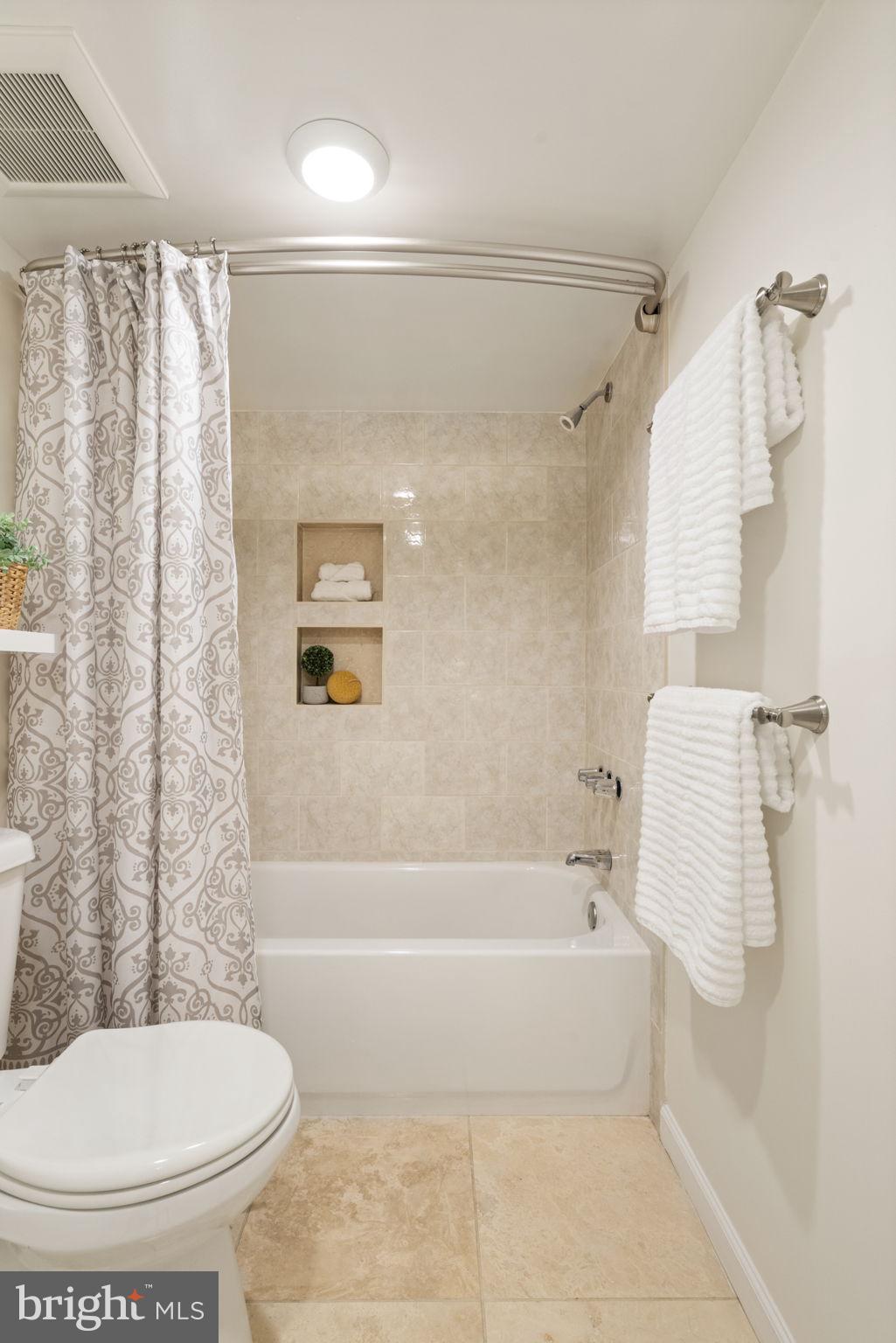2732 Fort Drive Alexandria, VA 22303 - Photo 33 of 47 a bathroom with a toilet and a bathtub
