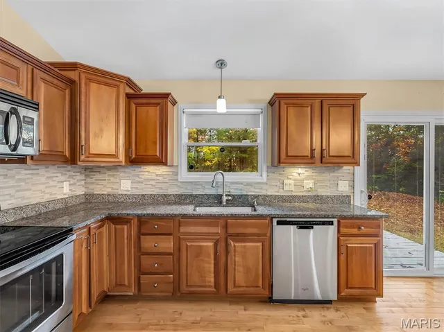 $368,400 | 9428 East Vista Drive, Hillsboro, MO 63050