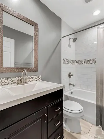 $368,400 | 9428 East Vista Drive, Hillsboro, MO 63050