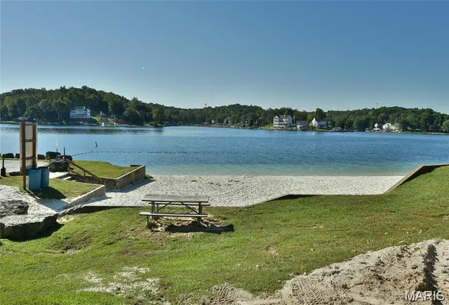 $368,400 | 9428 East Vista Drive, Hillsboro, MO 63050