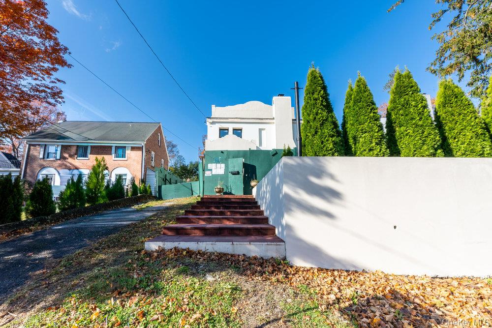 162 Old Mamaroneck Road White Plains, NY 10605 - Photo 15 of 22 a view of a yard in front of house