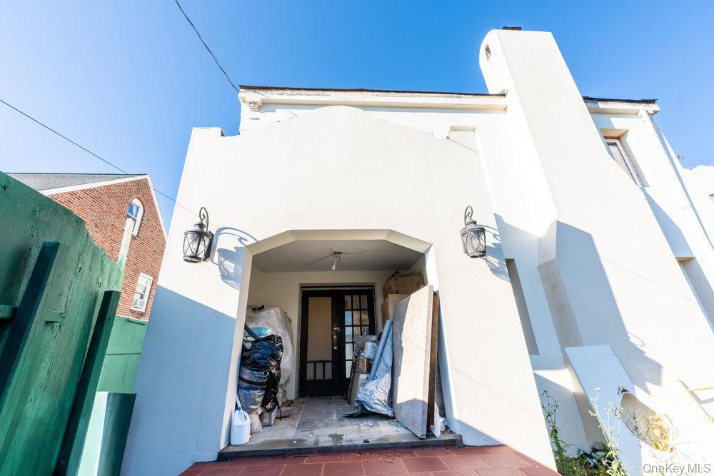 162 Old Mamaroneck Road White Plains, NY 10605 - Photo 17 of 22 a view of a living room