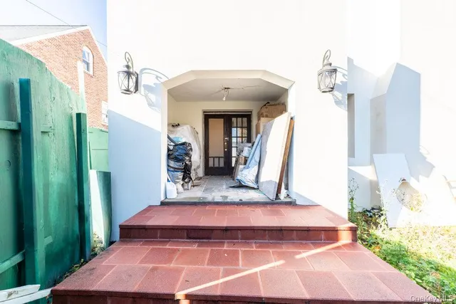 a view of entryway with garden