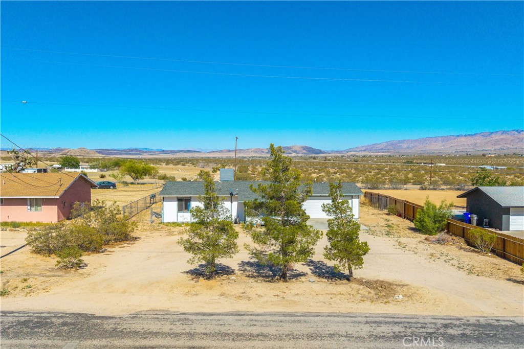 4805 Avenida La Mirada Joshua Tree, CA 92252 - Photo 3 of 38