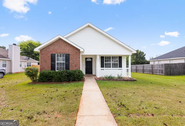 a view of a house with a yard