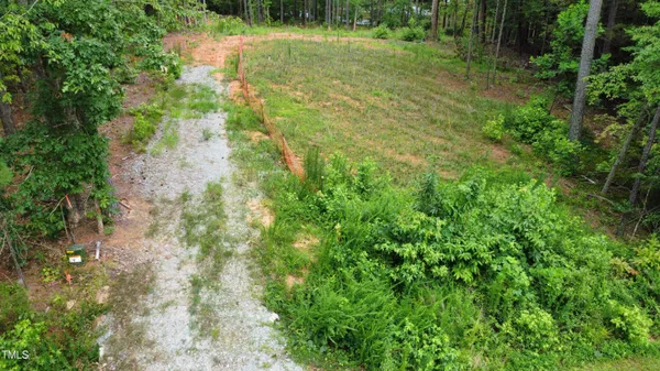 a view of yard with green space