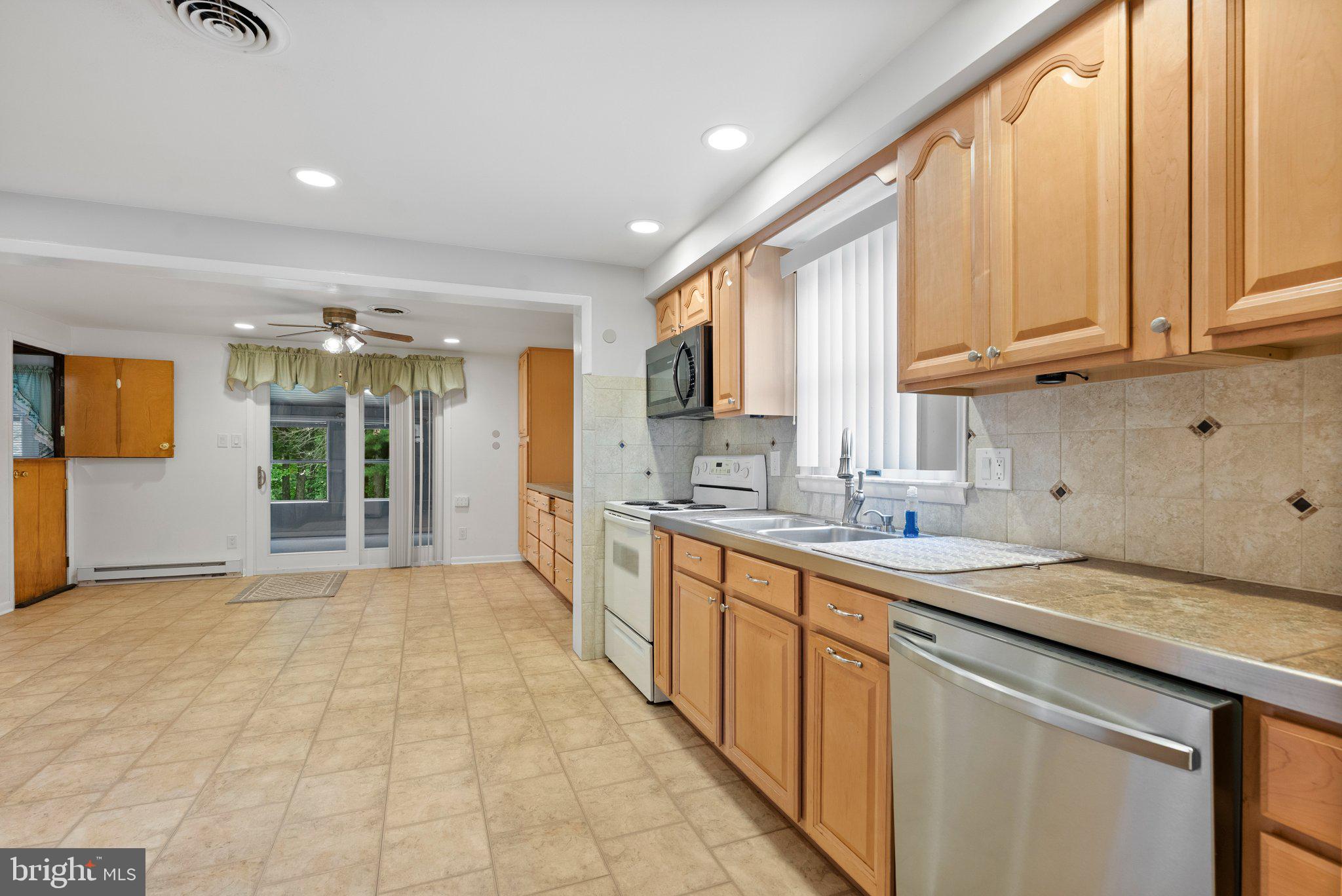 824 Cherrytown Road Westminster, MD 21158 - Photo 8 of 38 Extra Large Eat in Kitchen