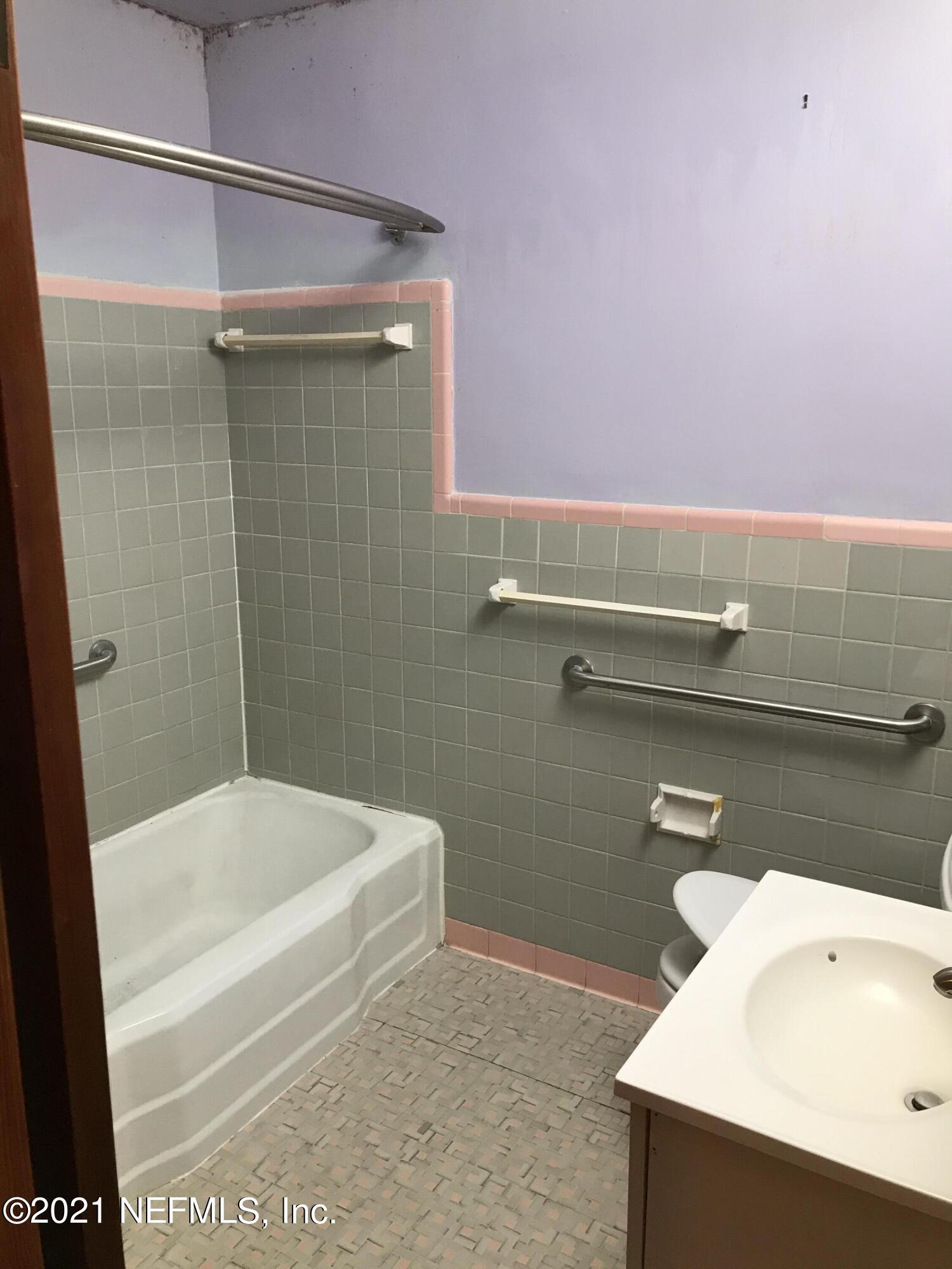 2625 Merwyn Road Jacksonville, FL 32207 - Photo 11 of 13 Bathroom 1