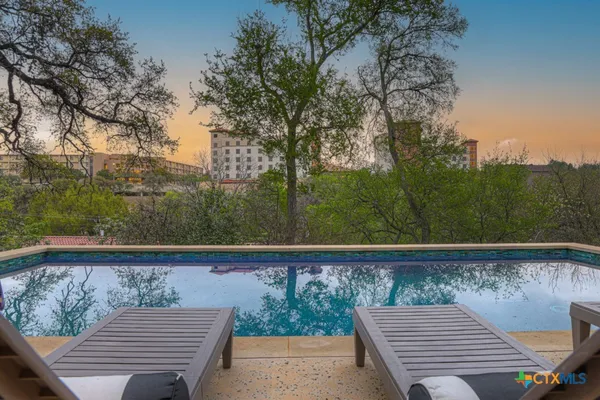 $989,000 | 810 North Loop Street, San Marcos, TX 78666