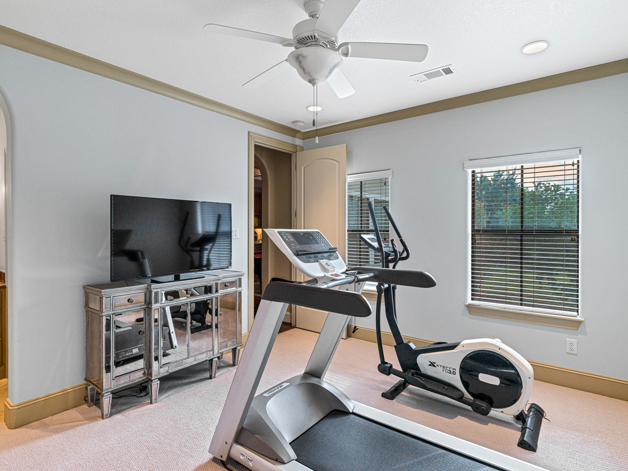 4614 Inker Street Houston, TX 77007 - Photo 34 of 36 Home gym or bedroom 3 on the second floor with an en suite bathroom.