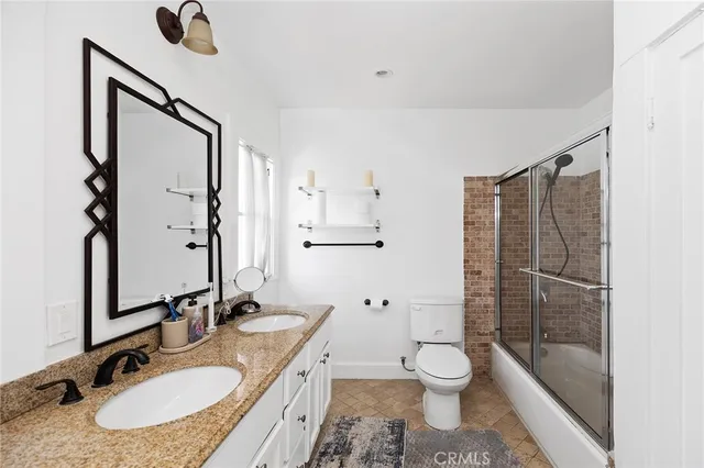 a view of a pathway with a back yard