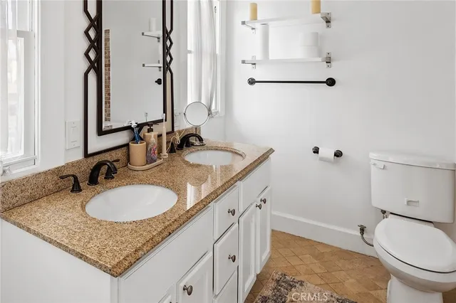 a view of a house with backyard and porch