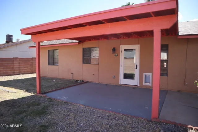 a view of a backyard