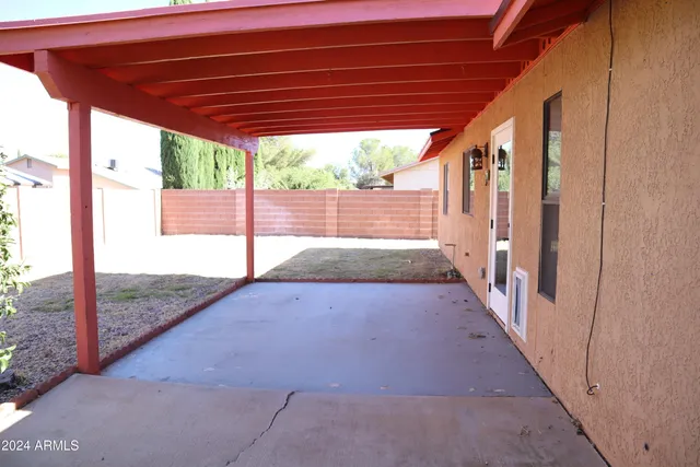 a view of a backyard