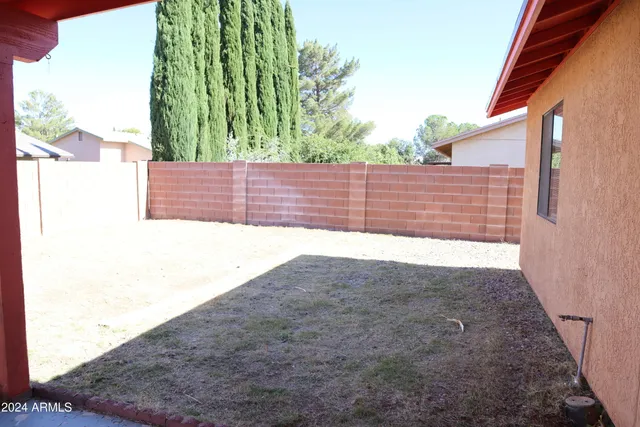 a view of a yard with plants