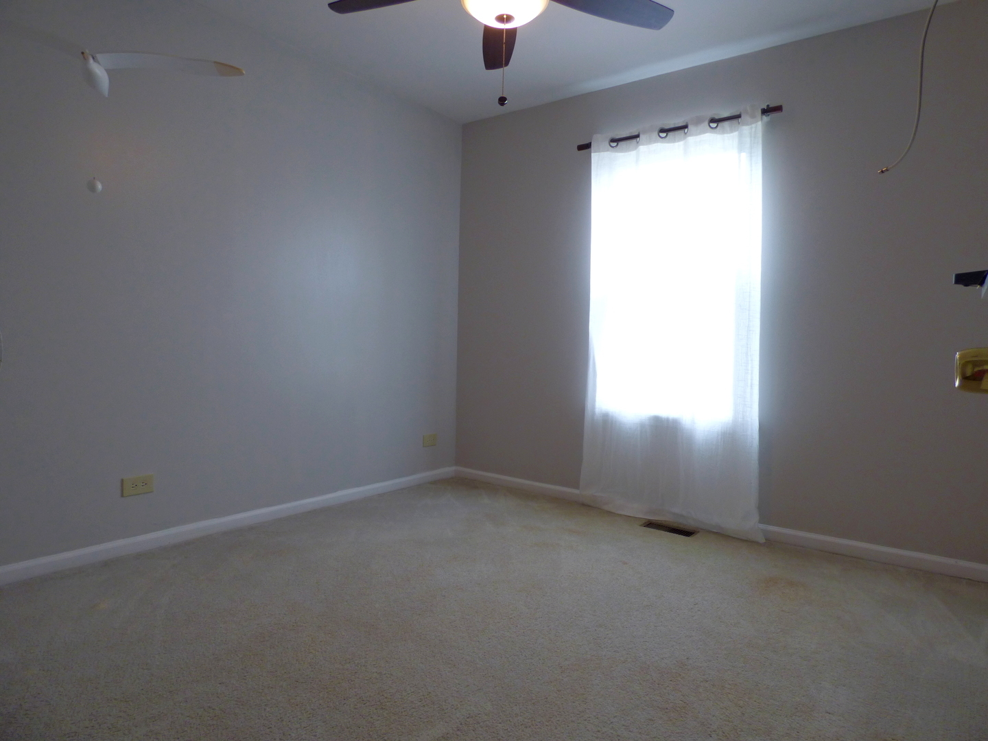 432 Thunder Ridge Lake In The Hills, IL 60156 - Photo 14 of 28 an empty room with a window