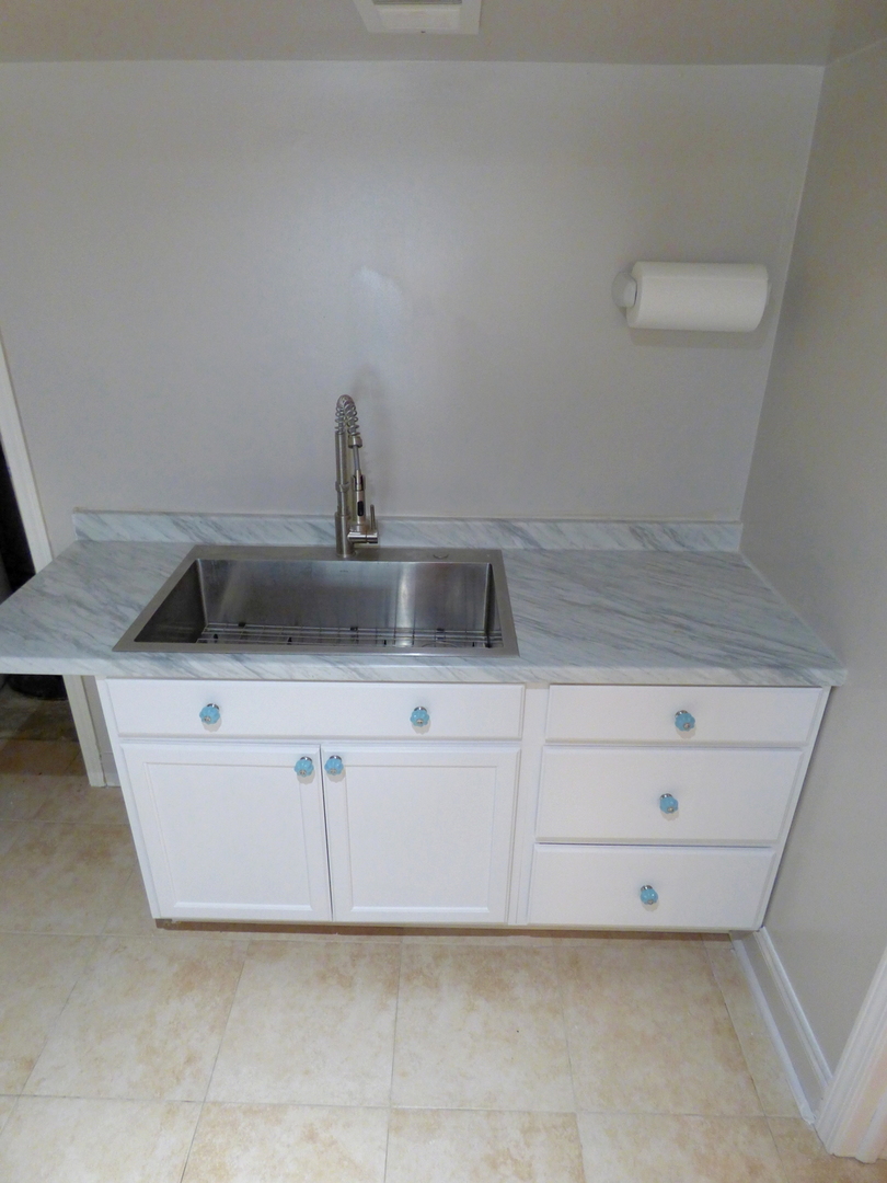 432 Thunder Ridge Lake In The Hills, IL 60156 - Photo 21 of 28 a kitchen with a sink and cabinets