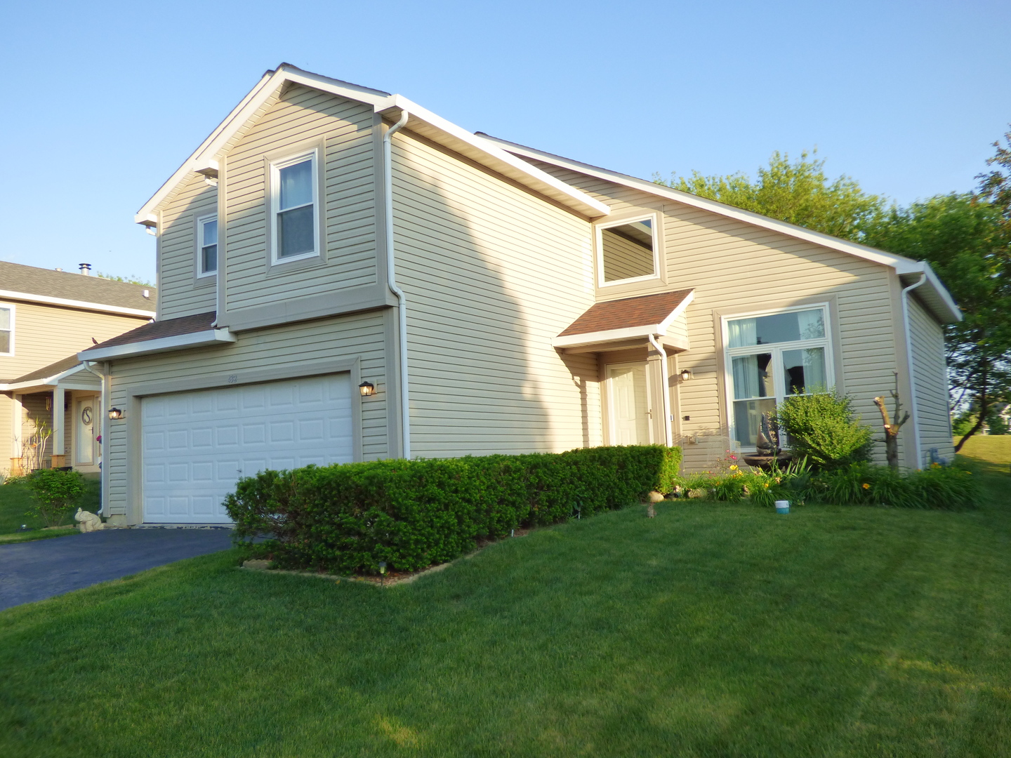 432 Thunder Ridge Lake In The Hills, IL 60156 - Photo 28 of 28 a front view of a house with a garden