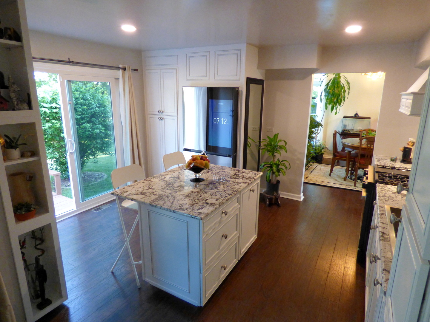 432 Thunder Ridge Lake In The Hills, IL 60156 - Photo 5 of 28 a open kitchen with granite countertop a stove refrigerator and wooden floor