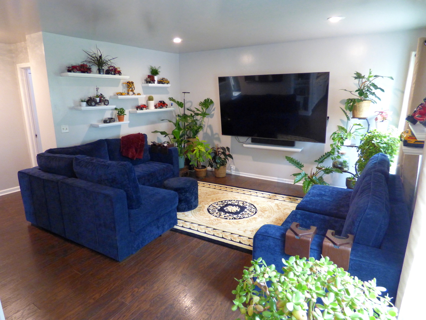 432 Thunder Ridge Lake In The Hills, IL 60156 - Photo 9 of 28 a living room with furniture and a flat screen tv