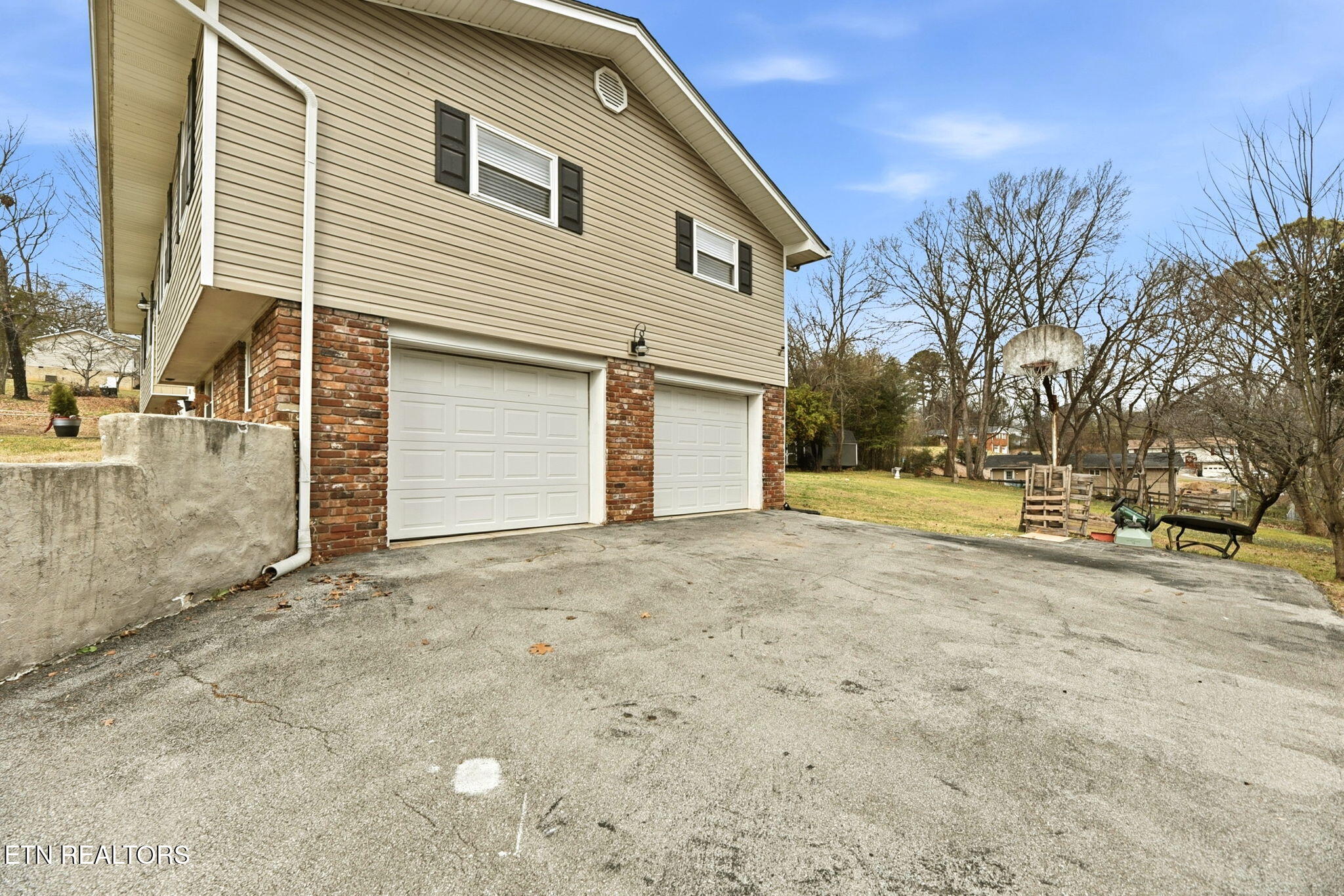 2322 Alice Bell Road Knoxville, TN 37914 - Photo 4 of 32 4-web-or-mls-193b2115-35b6-4e15-8dc2-156