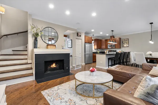 $649,999 | 1012 South Loomis Street, Unit D, Chicago, IL 60607