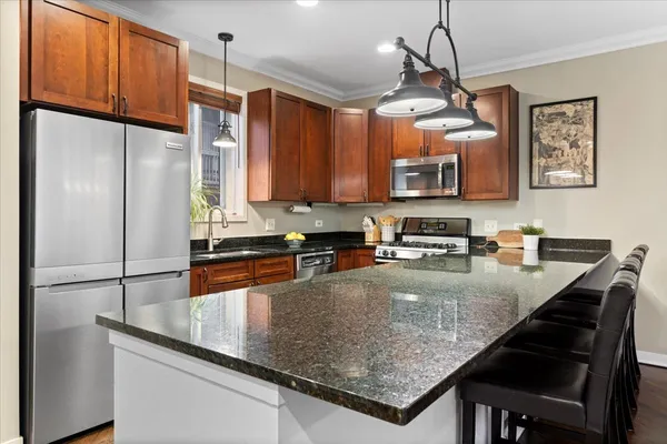 $649,999 | 1012 South Loomis Street, Unit D, Chicago, IL 60607