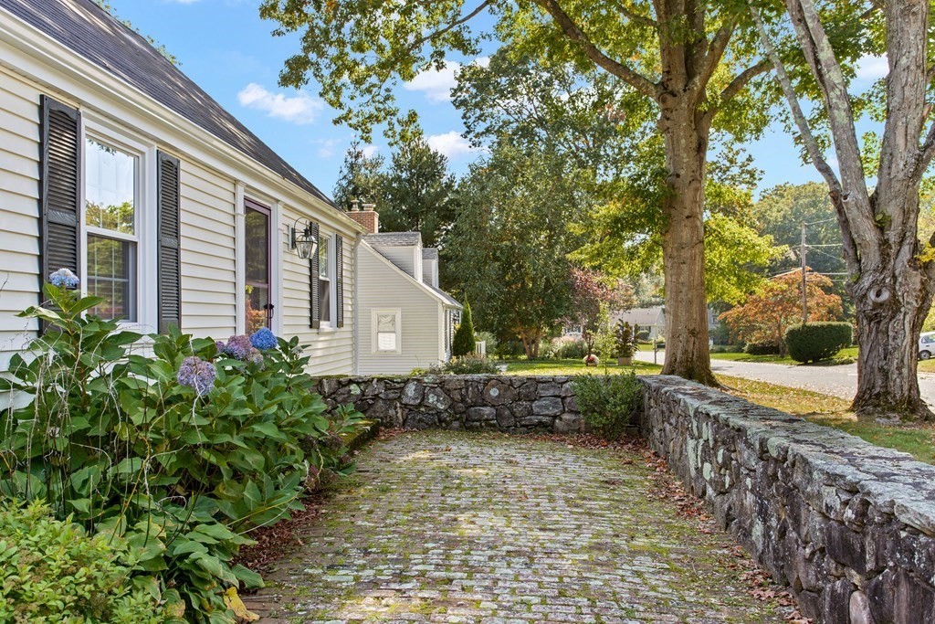 27 Warren Road Attleboro, MA 02703 - Photo 3 of 29 Gallery Image 3