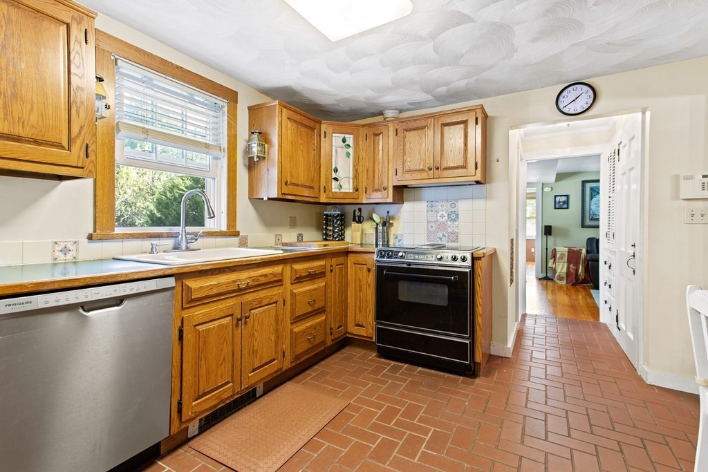 27 Warren Road Attleboro, MA 02703 - Photo 8 of 29 Gallery Image 8