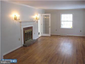 1546 Farr Road Wyomissing, PA 19610 - Photo 4 of 12 Living Room