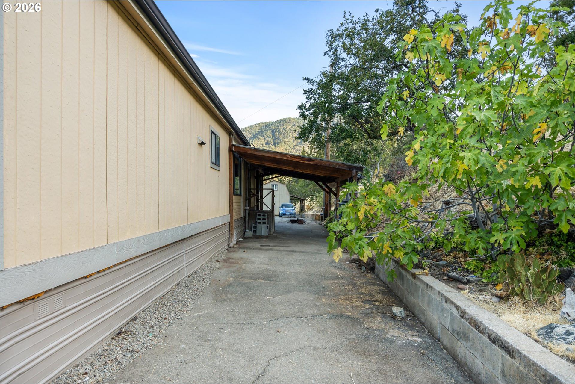 2549 Granite Hill Road Grants Pass, OR 97526 - Photo 4 of 46 Gallery Image 4