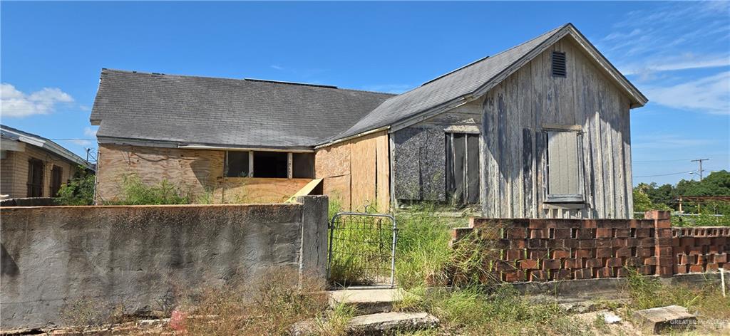 408 East 3rd Street Rio Grande City, TX 78582 - Photo 3 of 3 a backyard of a house