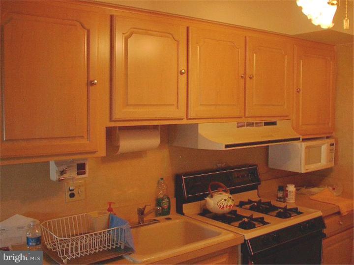 618 Sherrie Road Philadelphia, PA 19115 - Photo 6 of 9 Kitchen